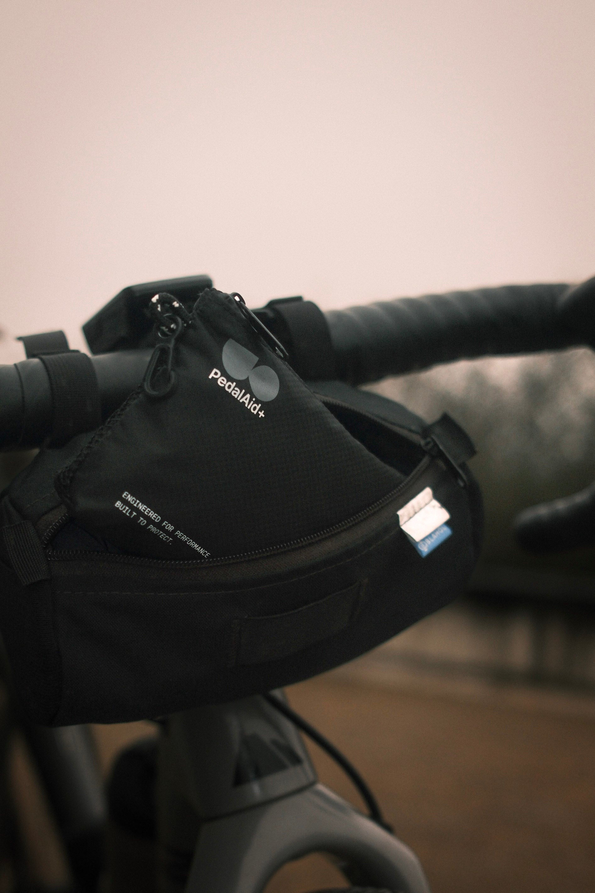 PedalAid+ Erste-Hilfe-Set in einer Lenkertasche am Fahrrad
